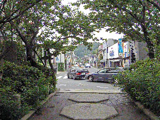 宝戒寺より横大路を見る