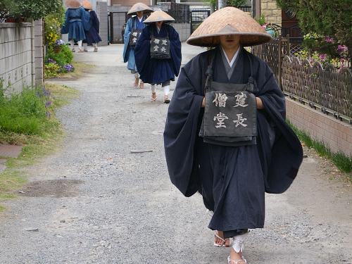 建長寺修行僧の托鉢１