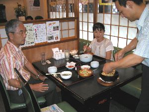 石焼きビビンバを混ぜる店長