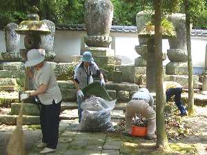 歴代住職の霊廟の清掃