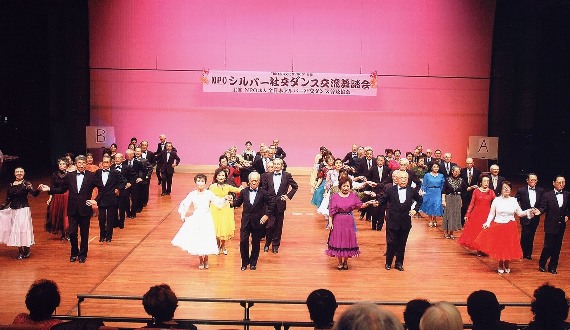 鎌倉市民文化祭（2005年）でウインナワルツを披露
