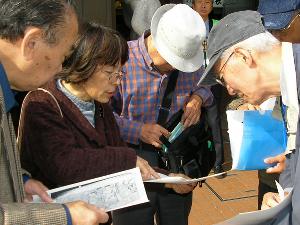 鎌倉駅前で調査場所の確認 鎌倉駅前で調査場所の確認